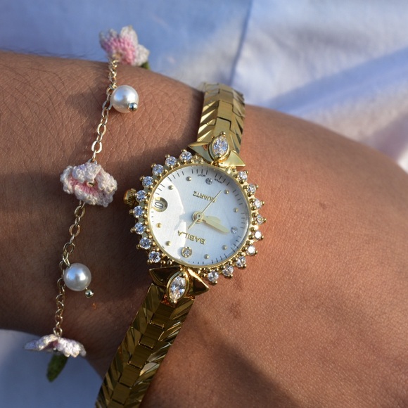 Luxurious Gold Women\'s Watch with Crystal Details